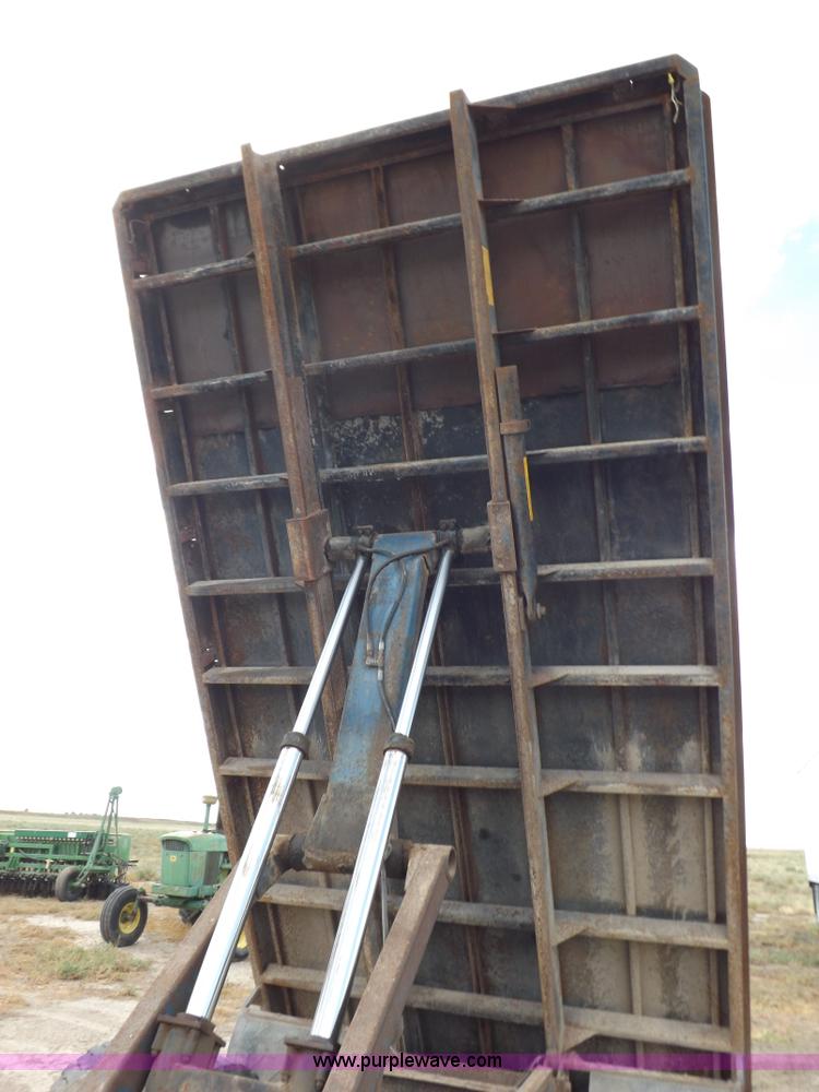 image for item I7578 1981 Ford 700 dump truck