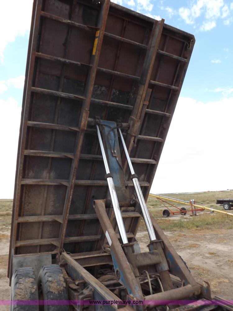 image for item I7578 1981 Ford 700 dump truck