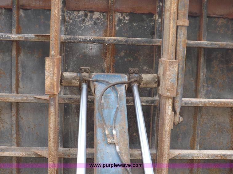 image for item I7578 1981 Ford 700 dump truck