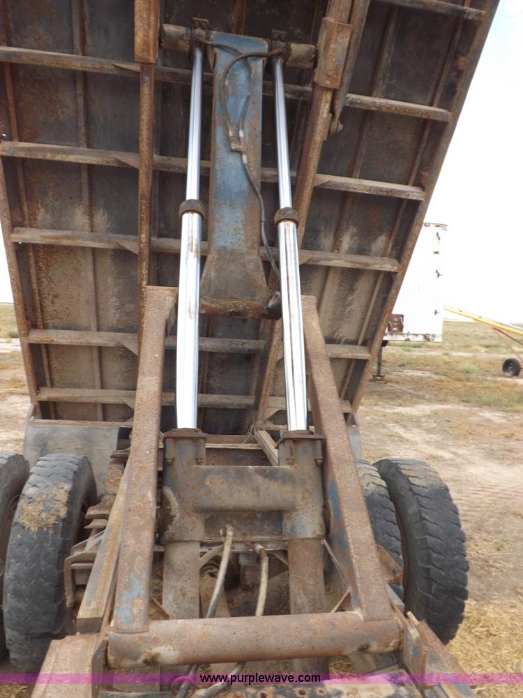 image for item I7578 1981 Ford 700 dump truck