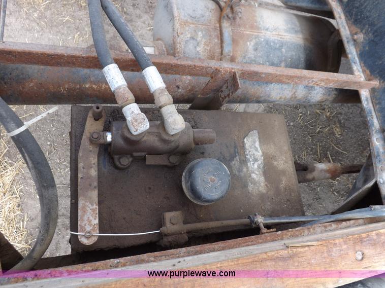 image for item I7578 1981 Ford 700 dump truck