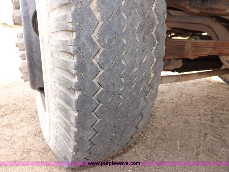 image for item I7578 1981 Ford 700 dump truck