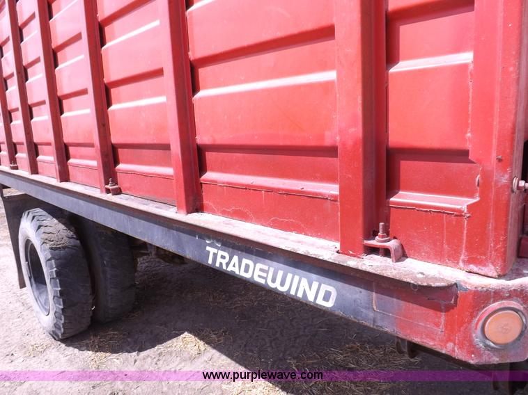 image for item I7578 1981 Ford 700 dump truck