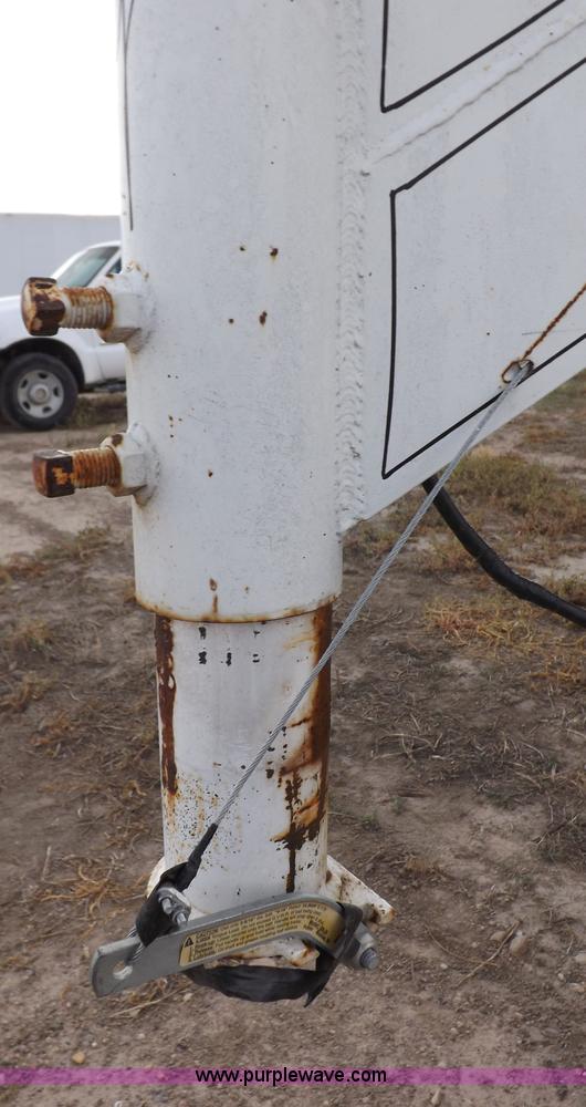 image for item I7581 2003 Reyes gooseneck livestock trailer