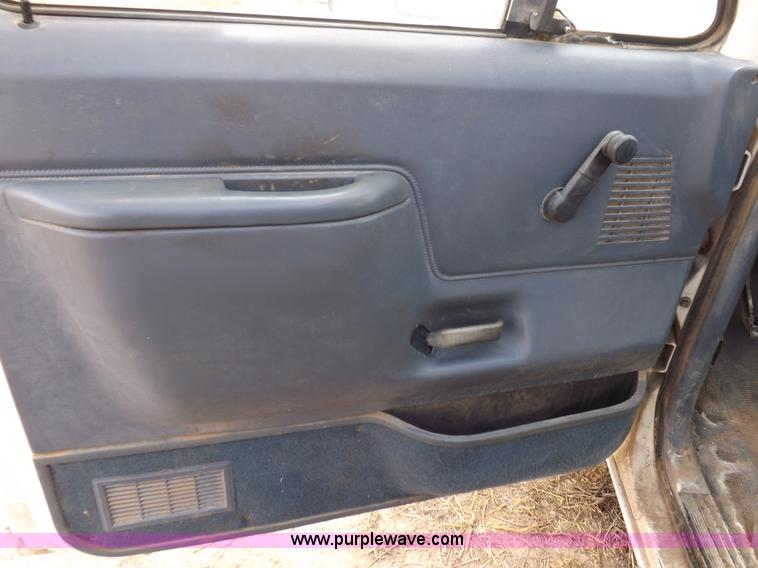 image for item I7582 1990 Ford F250 XL pickup truck