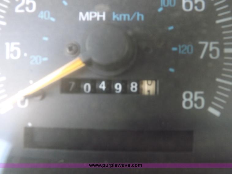 image for item I7582 1990 Ford F250 XL pickup truck