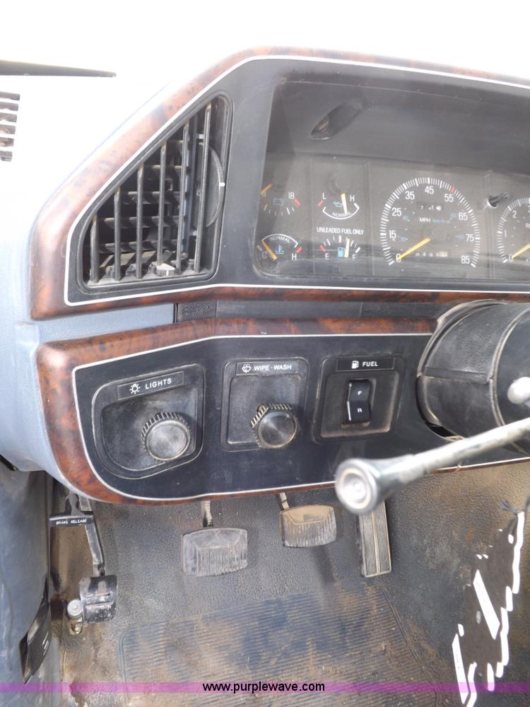 image for item I7582 1990 Ford F250 XL pickup truck