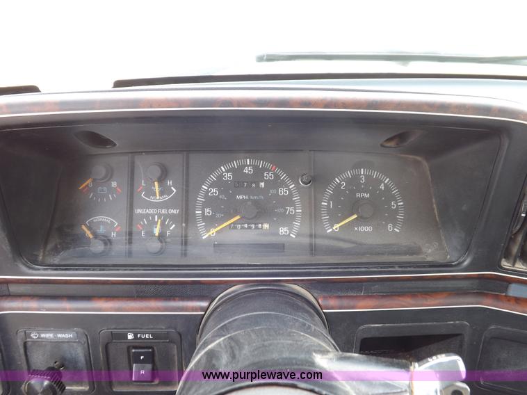 image for item I7582 1990 Ford F250 XL pickup truck