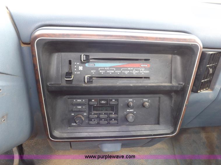 image for item I7582 1990 Ford F250 XL pickup truck