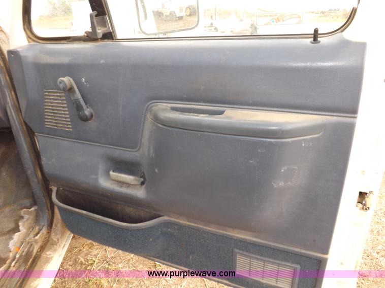 image for item I7582 1990 Ford F250 XL pickup truck