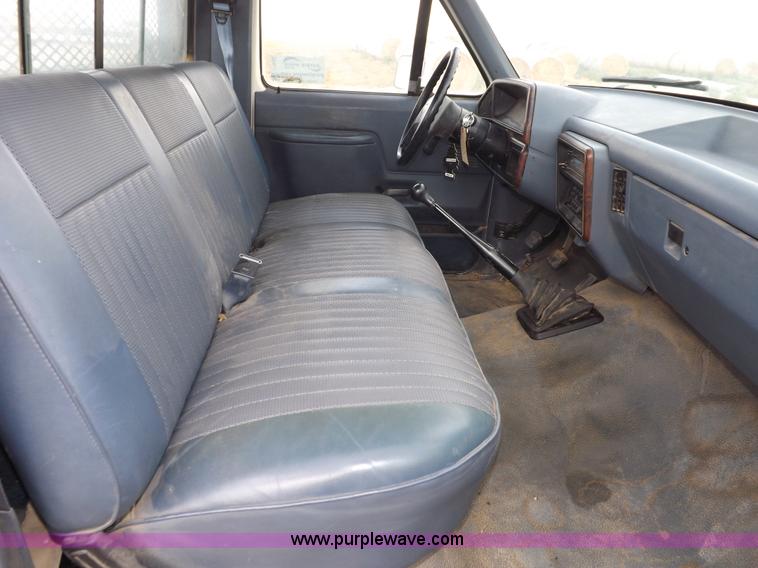 image for item I7582 1990 Ford F250 XL pickup truck