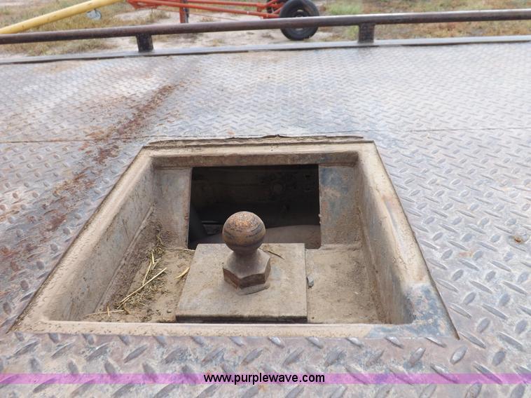 image for item I7583 2005 Ford F350  XL Super Duty flatbed truck