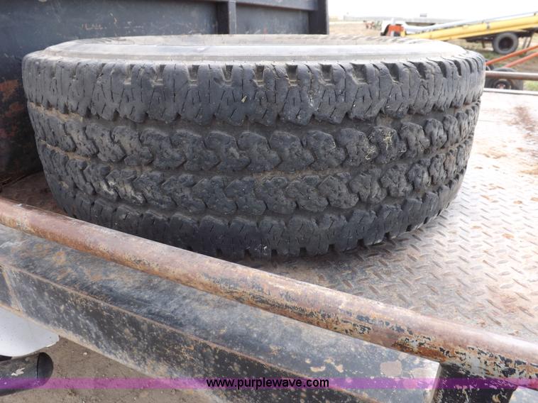 image for item I7583 2005 Ford F350  XL Super Duty flatbed truck