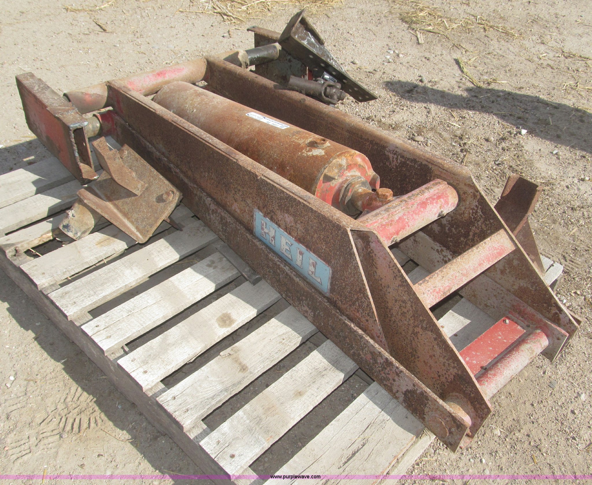 Heil under body hydraulic hoist in Cozad, NE Item AE9451 sold