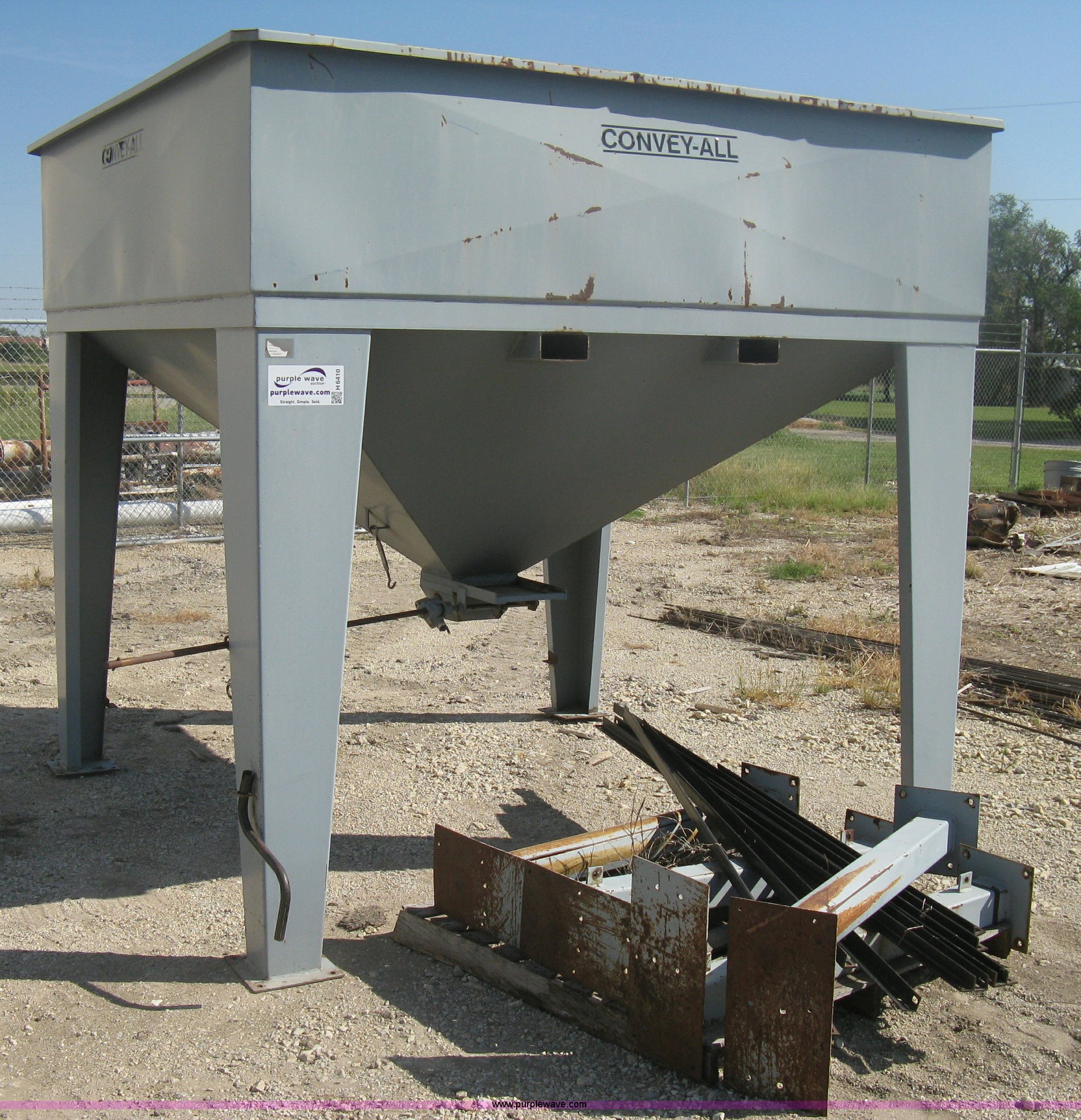 Convey All seed hopper in Walton, KS Item H6410 sold Purple Wave