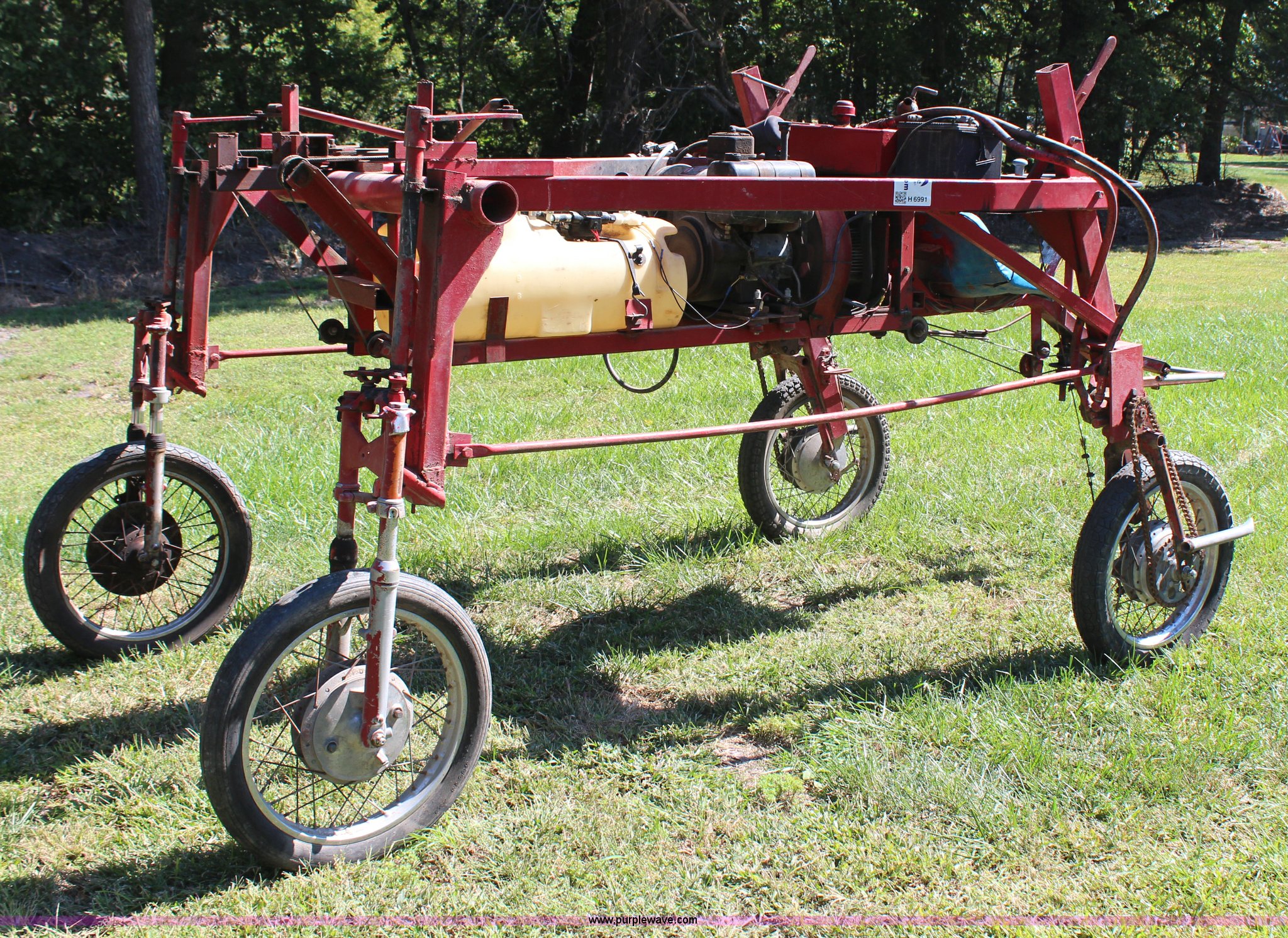 Row crop spot sprayer in Alma, KS | Item H6991 sold | Purple Wave