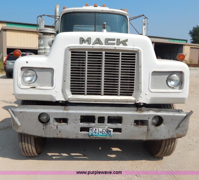 image for item B5826 1981 Mack R747-ST2337 semi truck