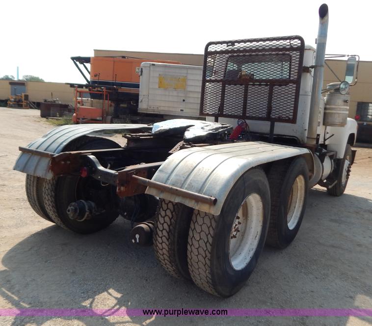 image for item B5826 1981 Mack R747-ST2337 semi truck