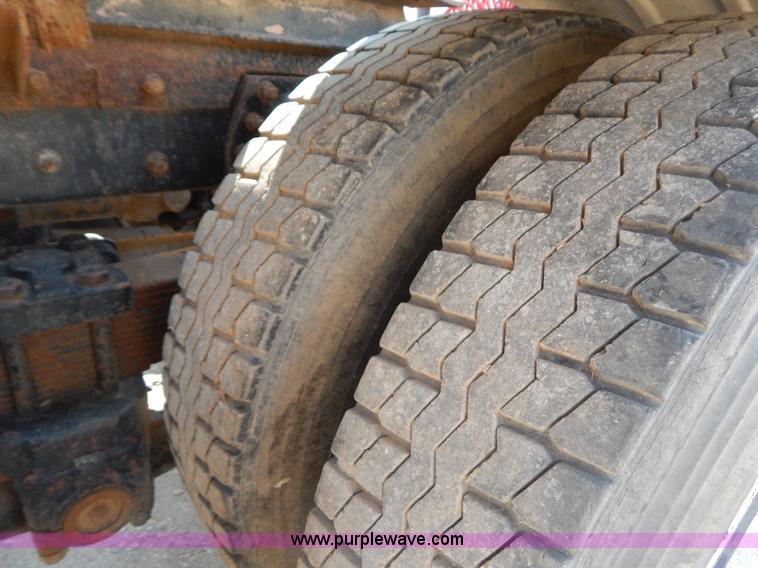 image for item B5826 1981 Mack R747-ST2337 semi truck