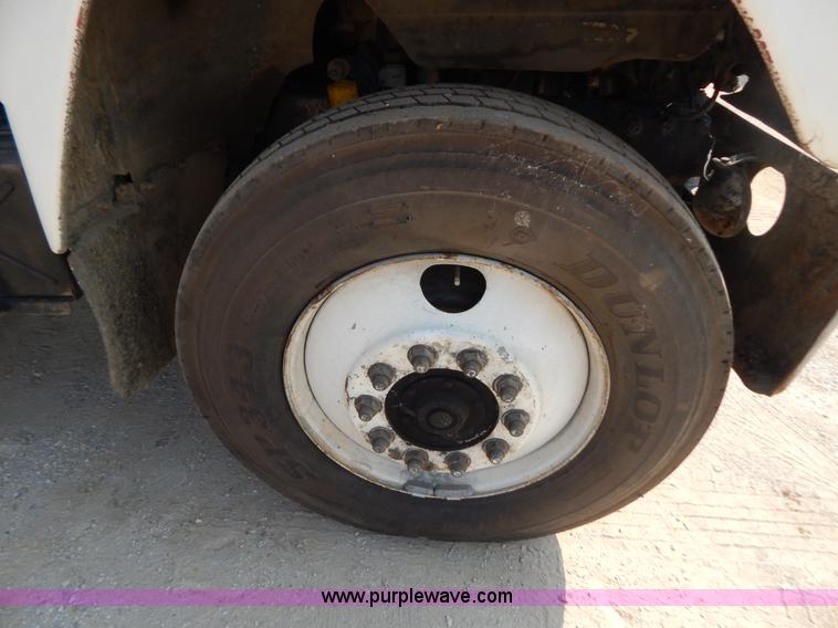 image for item B5826 1981 Mack R747-ST2337 semi truck