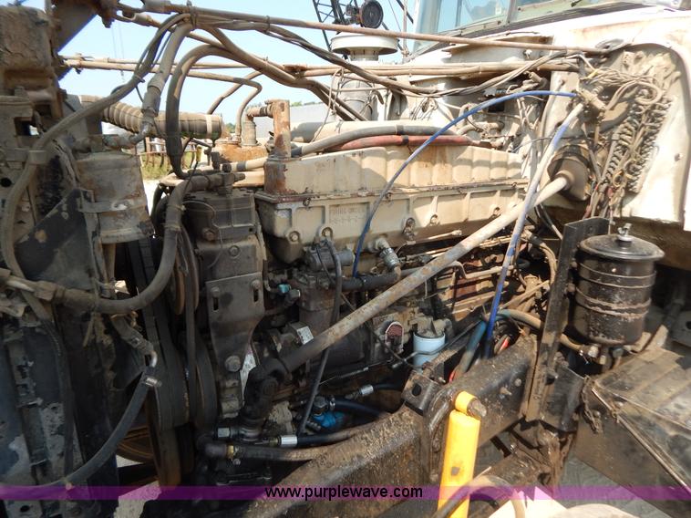 image for item B5826 1981 Mack R747-ST2337 semi truck