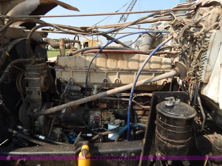 image for item B5826 1981 Mack R747-ST2337 semi truck