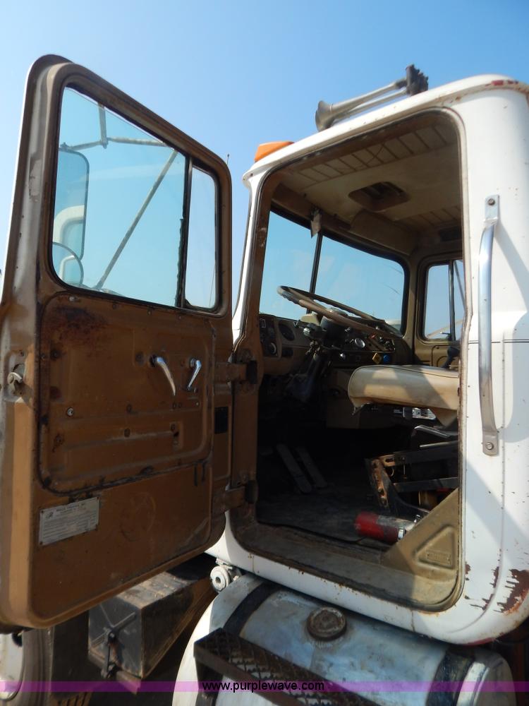 image for item B5826 1981 Mack R747-ST2337 semi truck