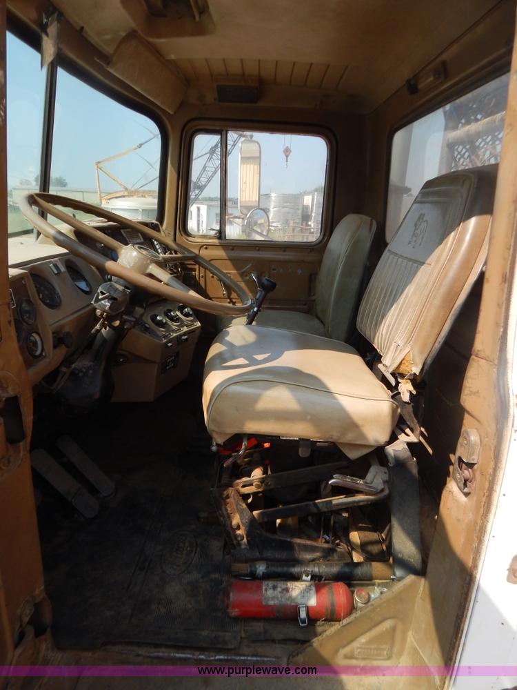 image for item B5826 1981 Mack R747-ST2337 semi truck