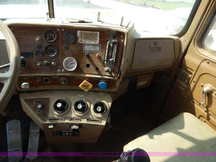 image for item B5826 1981 Mack R747-ST2337 semi truck