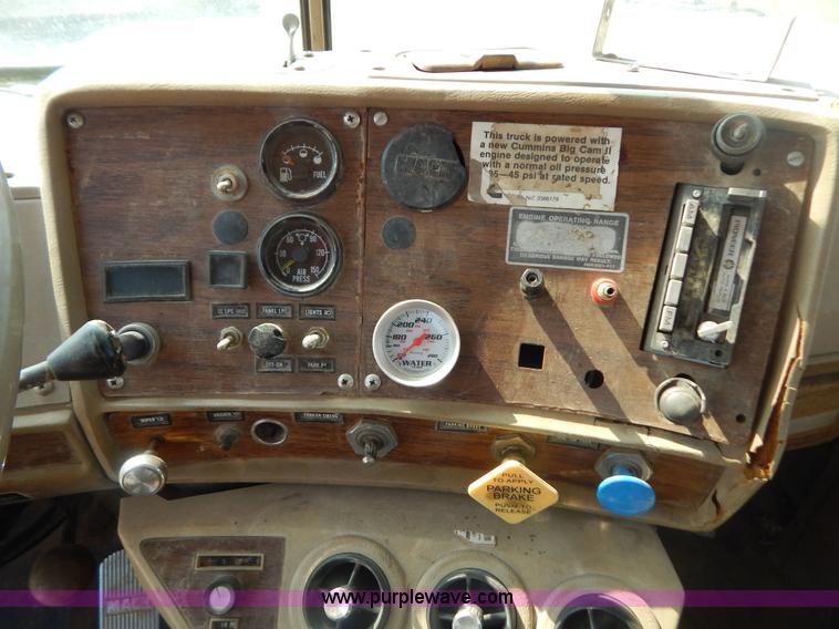 image for item B5826 1981 Mack R747-ST2337 semi truck