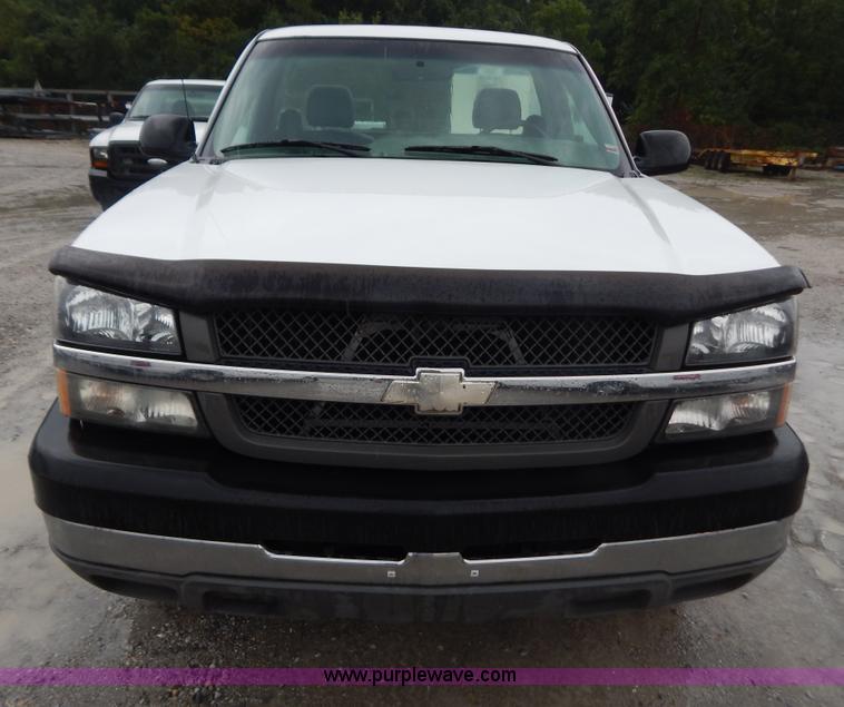 image for item B5842 2004 Chevrolet Silverado 2500 pickup truck