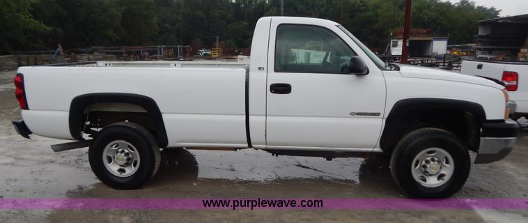 image for item B5842 2004 Chevrolet Silverado 2500 pickup truck