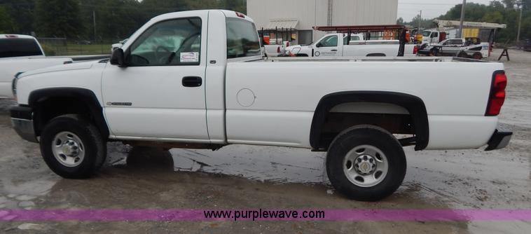 image for item B5842 2004 Chevrolet Silverado 2500 pickup truck