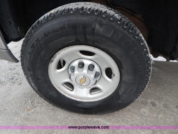 image for item B5842 2004 Chevrolet Silverado 2500 pickup truck