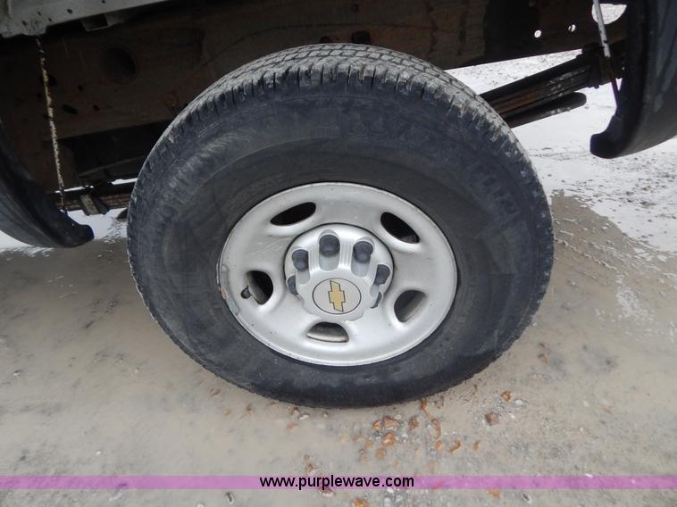 image for item B5842 2004 Chevrolet Silverado 2500 pickup truck