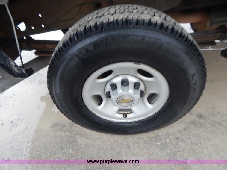 image for item B5842 2004 Chevrolet Silverado 2500 pickup truck