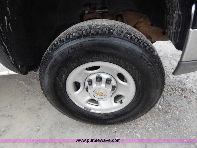 image for item B5842 2004 Chevrolet Silverado 2500 pickup truck