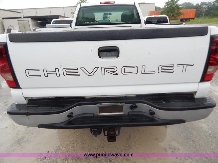 image for item B5842 2004 Chevrolet Silverado 2500 pickup truck
