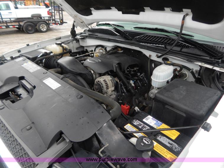 image for item B5842 2004 Chevrolet Silverado 2500 pickup truck