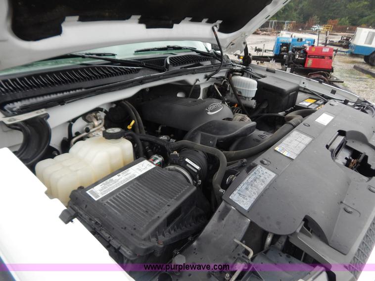 image for item B5842 2004 Chevrolet Silverado 2500 pickup truck