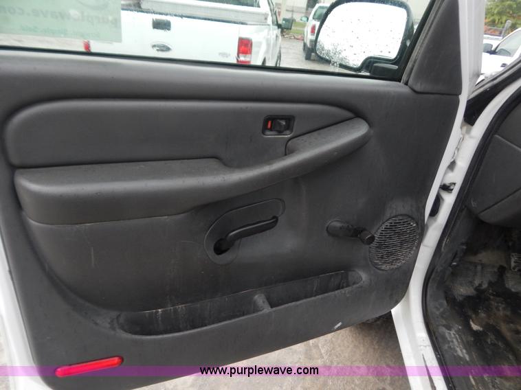 image for item B5842 2004 Chevrolet Silverado 2500 pickup truck