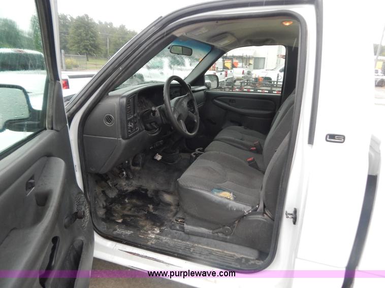 image for item B5842 2004 Chevrolet Silverado 2500 pickup truck