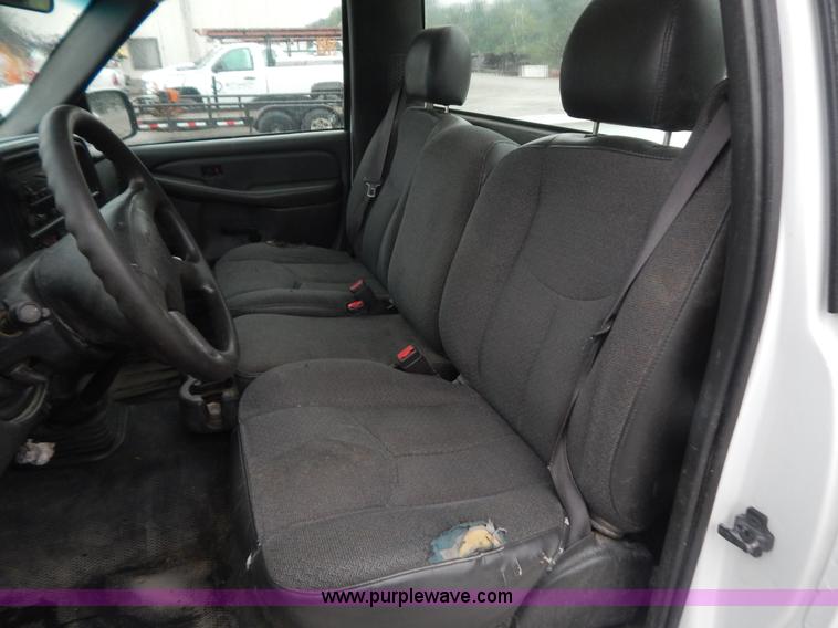 image for item B5842 2004 Chevrolet Silverado 2500 pickup truck