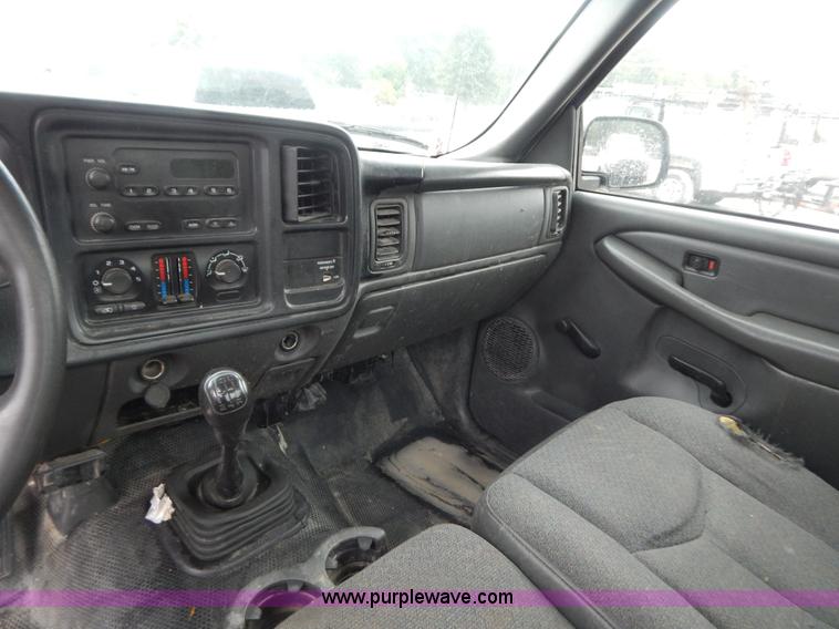 image for item B5842 2004 Chevrolet Silverado 2500 pickup truck