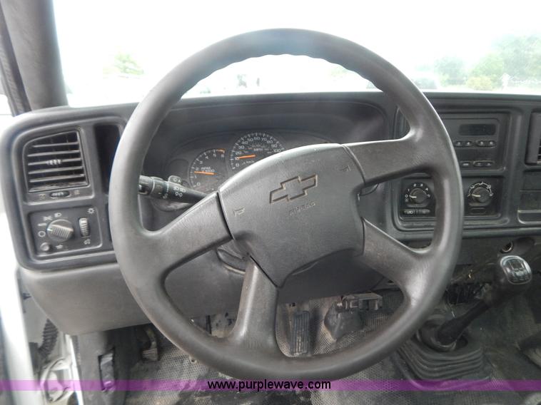 image for item B5842 2004 Chevrolet Silverado 2500 pickup truck