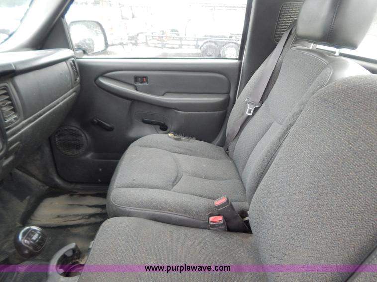 image for item B5842 2004 Chevrolet Silverado 2500 pickup truck