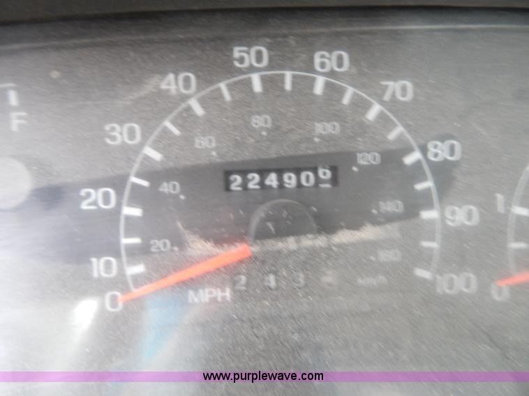 image for item B5844 1999 Ford F250 Super Duty XL pickup truck