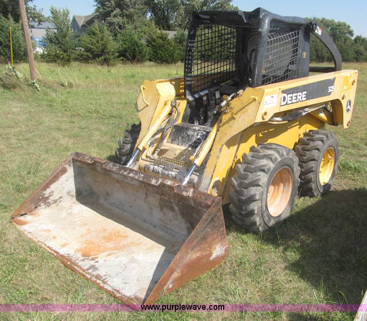 image for item F7134 John Deere 325 skid steer