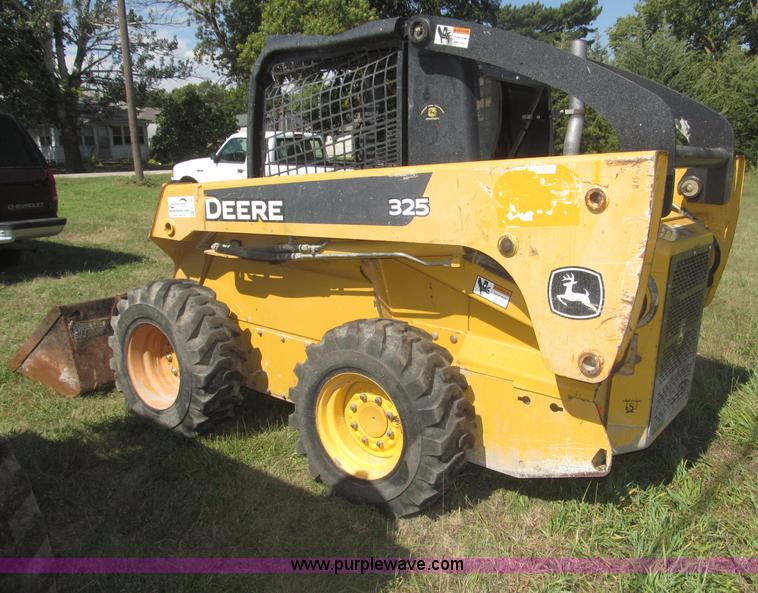 image for item F7134 John Deere 325 skid steer
