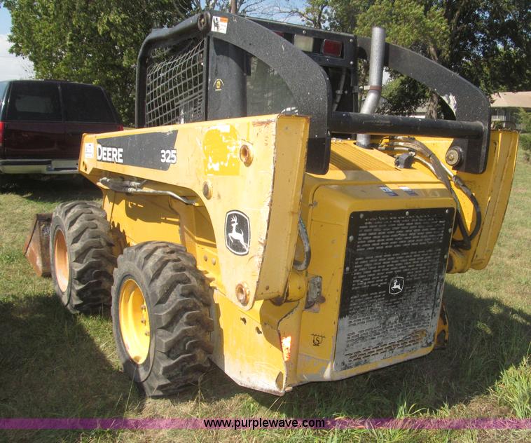 image for item F7134 John Deere 325 skid steer